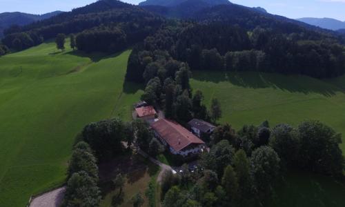 Der Bucherhof mit Breitenstein im Hintergrund